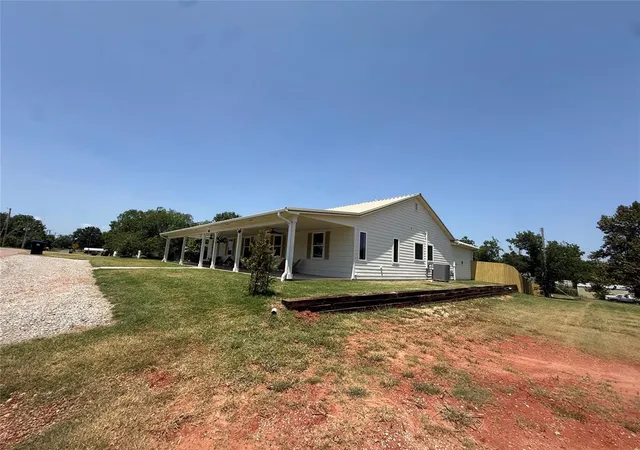 Photo 4 of Single family home for sale at 100 E 1st Street, Wellston, OK 74881 | MLS# 1241941 | Listing updated on 2026-09-11