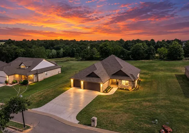 Single family home for sale at 201 Canyon Crk Ln, Guthrie, OK 73044 | MLS# 1242303