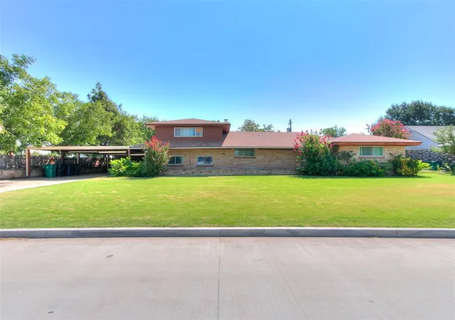 Photo 3 of Sale Pending at 6508 S Country Clb Dr, Oklahoma City, OK 73159 | MLS# 1242458 | Listing updated on 2026-09-11