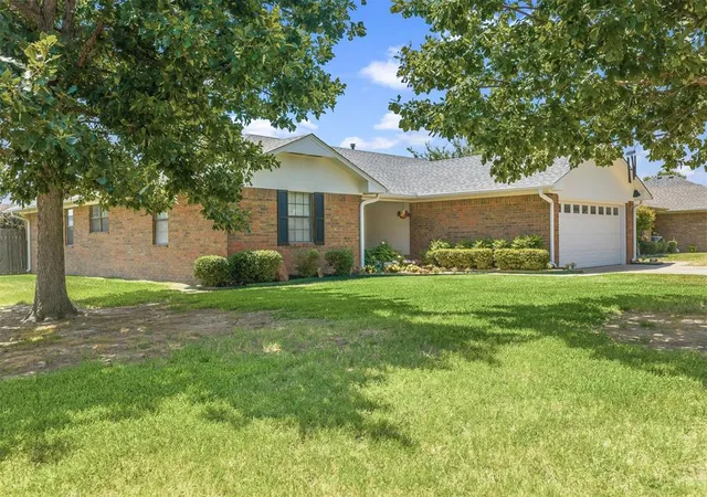 Photo 2 of Single family home for sale at 1900 8th Nw, Ardmore, OK 73401 | MLS# 1242582 | Listing updated on 2026-09-11