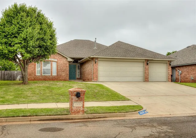Photo 2 of Single family home for sale at 13928 Hunter Jackson Dr, Yukon, OK 73099 | MLS# 1242685 | Listing updated on 2026-09-10