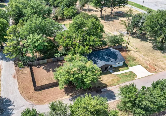 Photo 3 of Sale Pending at 1117 Vermont Ave, Chickasha, OK 73018 | MLS# 1242860 | Listing updated on 2026-09-15