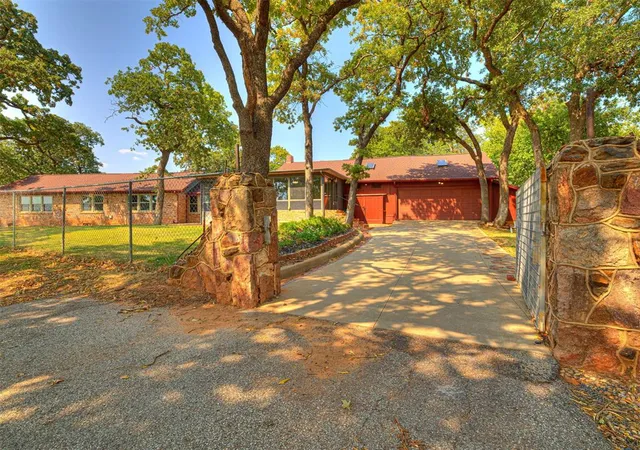 Photo 2 of Single family home for sale at 1016 N Shore Dr, Guthrie, OK 73044 | MLS# 1242937 | Listing updated on 2026-09-30