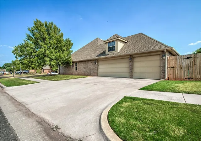 Photo 3 of Sale Pending at 4712 Nw 157th Terrace, Edmond, OK 73013 | MLS# 1243359 | Listing updated on 2026-09-14