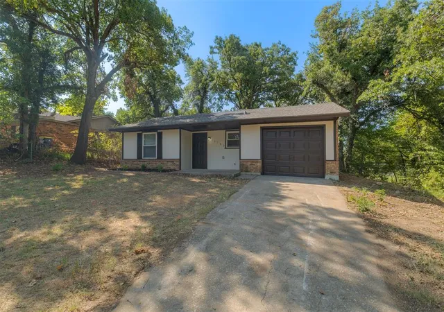 Photo 2 of Sale Pending at 14388 Jesse Dr, Choctaw, OK 73020 | MLS# 1243727 | Listing updated on 2026-09-12