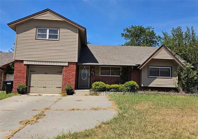 Photo 3 of Single family home for sale at 121 Sw 16th Street, Moore, OK 73160 | MLS# 1243922 | Listing updated on 2026-09-14