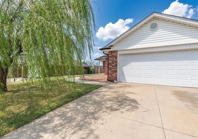 Photo 3 of Single family home for sale at 2252 Gray Dove Dr, Shawnee, OK 74804 | MLS# 1244104 | Listing updated on 2026-09-11