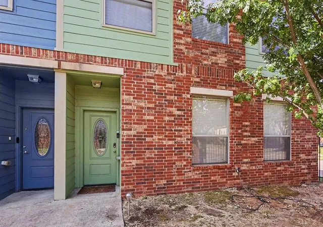 Photo 3 of Townhouse for sale at 2109 Houston St, Norman, OK 73071 | MLS# 1244431 | Listing updated on 2026-09-22