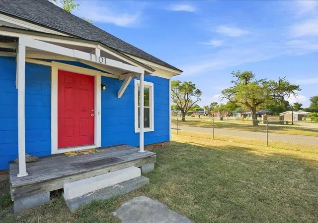 Photo 3 of Sale Pending at 1101 W Warner Ave, Guthrie, OK 73044 | MLS# 1245824 | Listing updated on 2026-09-14