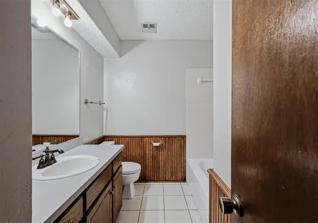 Photo 3 of Sale Pending at 10444 Fairfax Ln, Yukon, OK 73099 | MLS# 1245891 | Listing updated on 2026-09-21