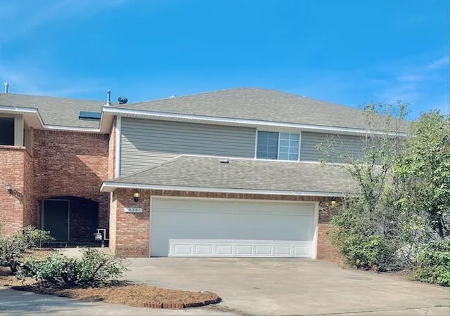 Townhouse for sale at 835 Rambling Oaks Dr, Norman, OK 73072 | MLS# 1246724