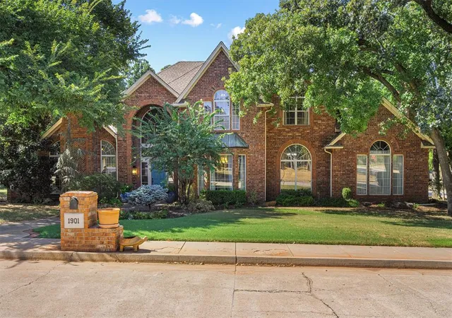 Photo 2 of Single family home for sale at 1901 Mission Hills Cir, Edmond, OK 73025 | MLS# 1247038 | Listing updated on 2026-09-23