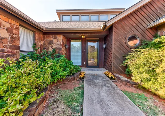 Photo 3 of Single family home for sale at 6004 Covington Ln, Warr Acres, OK 73132 | MLS# 1247064 | Listing updated on 2026-09-14