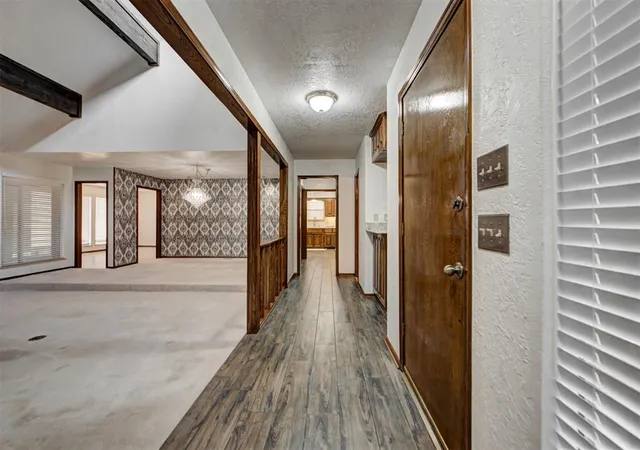 Photo 4 of Single family home for sale at 6004 Covington Ln, Warr Acres, OK 73132 | MLS# 1247064 | Listing updated on 2026-09-14
