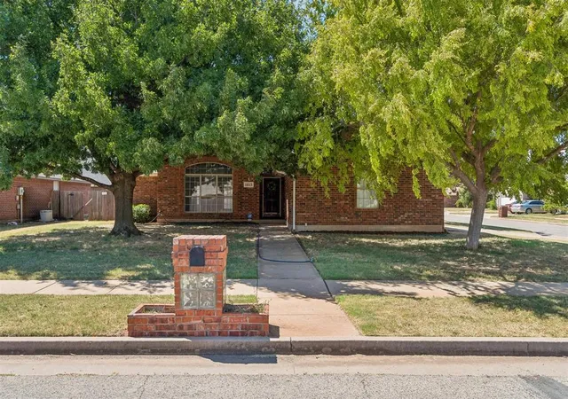 Photo 3 of Single family home for sale at 18113 Laurel Oak Dr, Edmond, OK 73012 | MLS# 1247197 | Listing updated on 2026-10-09