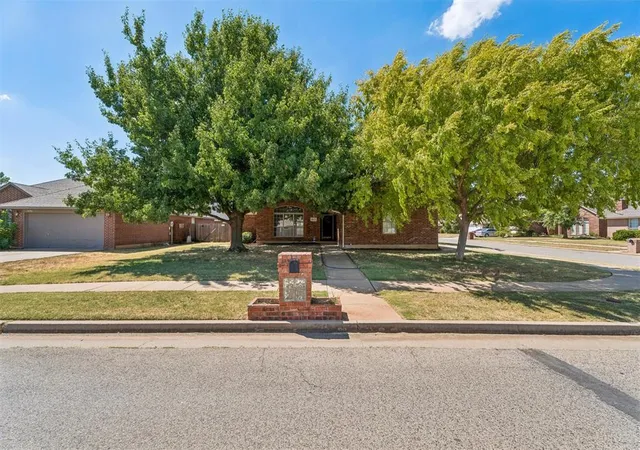 Photo 4 of Single family home for sale at 18113 Laurel Oak Dr, Edmond, OK 73012 | MLS# 1247197 | Listing updated on 2026-10-09