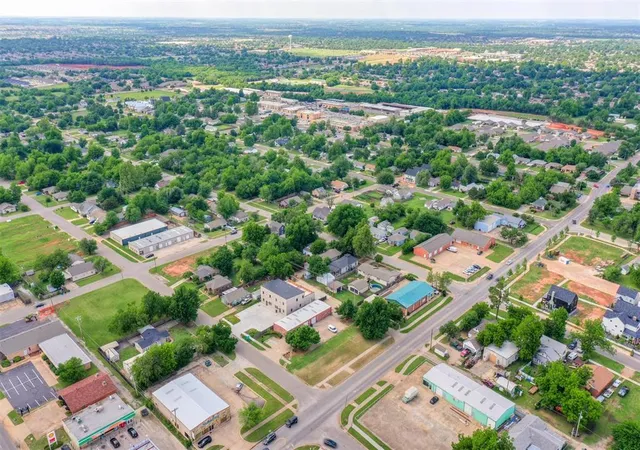 Photo 4 of Sale Pending at 101 S Fretz Ave, Edmond, OK 73003 | MLS# 1247219 | Listing updated on 2026-09-12