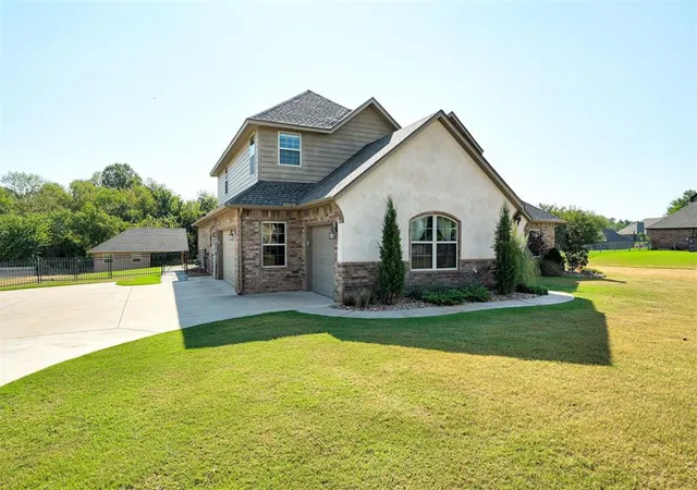 Photo 3 of Sale Pending at 13460 Ridge Cir, Edmond, OK 73025 | MLS# 1247298 | Listing updated on 2026-09-11