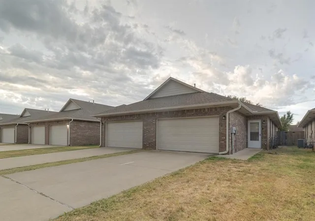 Listing Photo 4 - Condo for sale in building located at 212 Ashley Dr, Edmond, OK 73003 - Unit #212 & #214