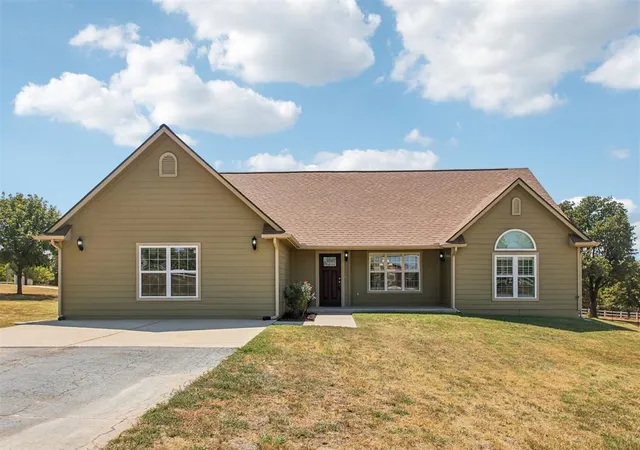 Photo 2 of Sale Pending at 17250 Cottonwood Ct, Newalla, OK 74857 | MLS# 1247423 | Listing updated on 2026-10-08