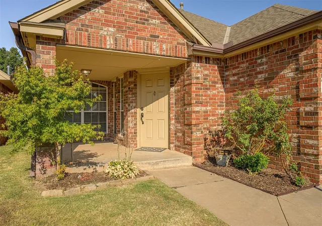 Photo 3 of Sale Pending at 15 S Ridge Pointe Dr, Edmond, OK 73034 | MLS# 1247537 | Listing updated on 2026-09-15