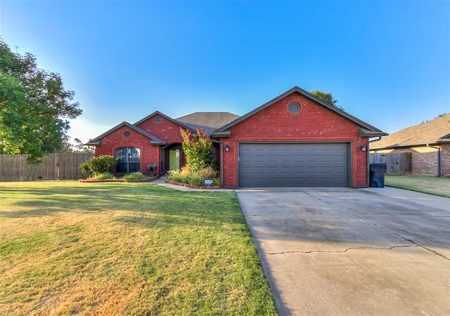 Photo 3 of Sale Pending at 10400 Nw 42nd Street, Yukon, OK 73099 | MLS# 1247692 | Listing updated on 2026-09-15