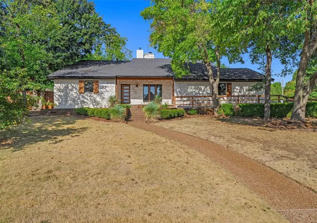 Photo 2 of Single family home for sale at 620 Park Pl, Edmond, OK 73034 | MLS# 1247914 | Listing updated on 2026-09-14