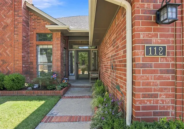 Photo 3 of Sale Pending at 112 Kings Ct, Edmond, OK 73013 | MLS# 1248049 | Listing updated on 2026-09-14