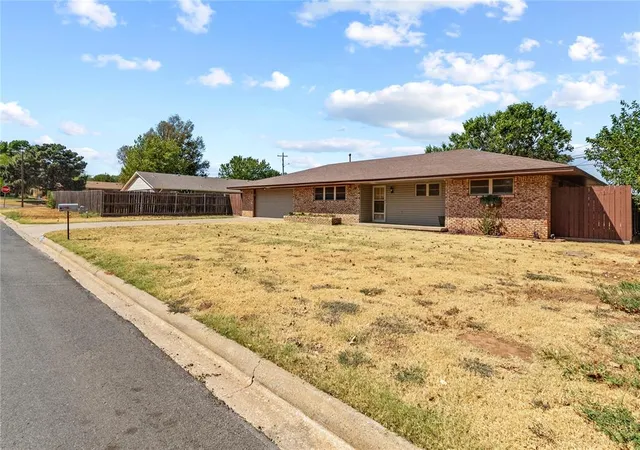 Photo 3 of Sale Pending at 809 E Arlington Ave, Weatherford, OK 73096 | MLS# 1248113 | Listing updated on 2026-09-12