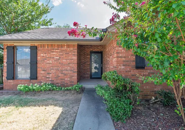 Photo 3 of Single family home for sale at 1209 Castle Crk St, Shawnee, OK 74801 | MLS# 1248123 | Listing updated on 2026-09-10