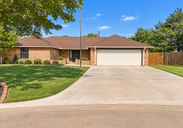 Single family home for sale at 2515 Thomas Cir, Clinton, OK 73601 | MLS# 1248125