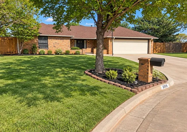 Photo 2 of Single family home for sale at 2515 Thomas Cir, Clinton, OK 73601 | MLS# 1248125 | Listing updated on 2026-09-11