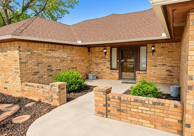 Photo 3 of Single family home for sale at 2515 Thomas Cir, Clinton, OK 73601 | MLS# 1248125 | Listing updated on 2026-09-11