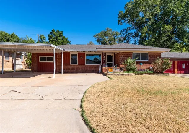 Photo 2 of Sale Pending at 722 Cinmac St, Lindsay, OK 73052 | MLS# 1248155 | Listing updated on 2026-09-14
