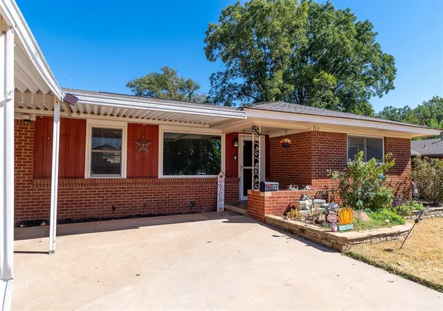 Photo 3 of Sale Pending at 722 Cinmac St, Lindsay, OK 73052 | MLS# 1248155 | Listing updated on 2026-09-14