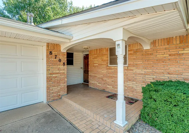 Photo 2 of Sale Pending at 8708 S Charlotte Dr, Oklahoma City, OK 73159 | MLS# 1248292 | Listing updated on 2026-09-12