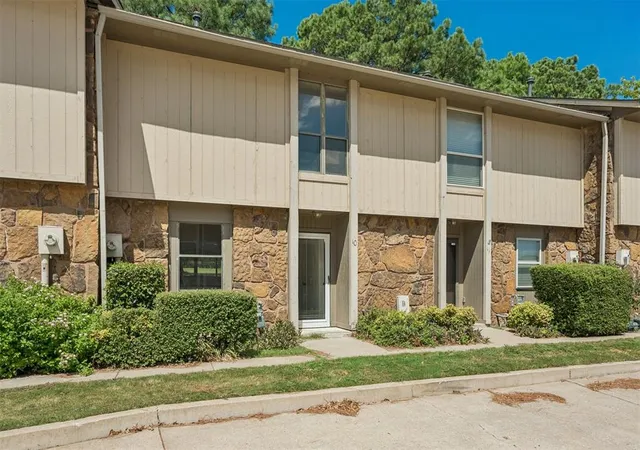 Photo 2 of Townhouse for sale at 7010 Lakeshore Dr, Eufaula, OK 74432 | MLS# 1248306 | Listing updated on 2026-09-15