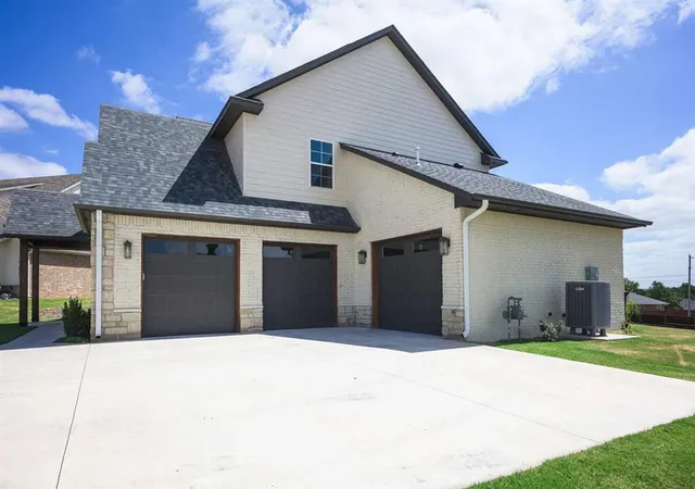 Photo 3 of Single family home for sale at 1909 Carleton Ln, Shawnee, OK 74804 | MLS# 1248368 | Listing updated on 2026-09-11
