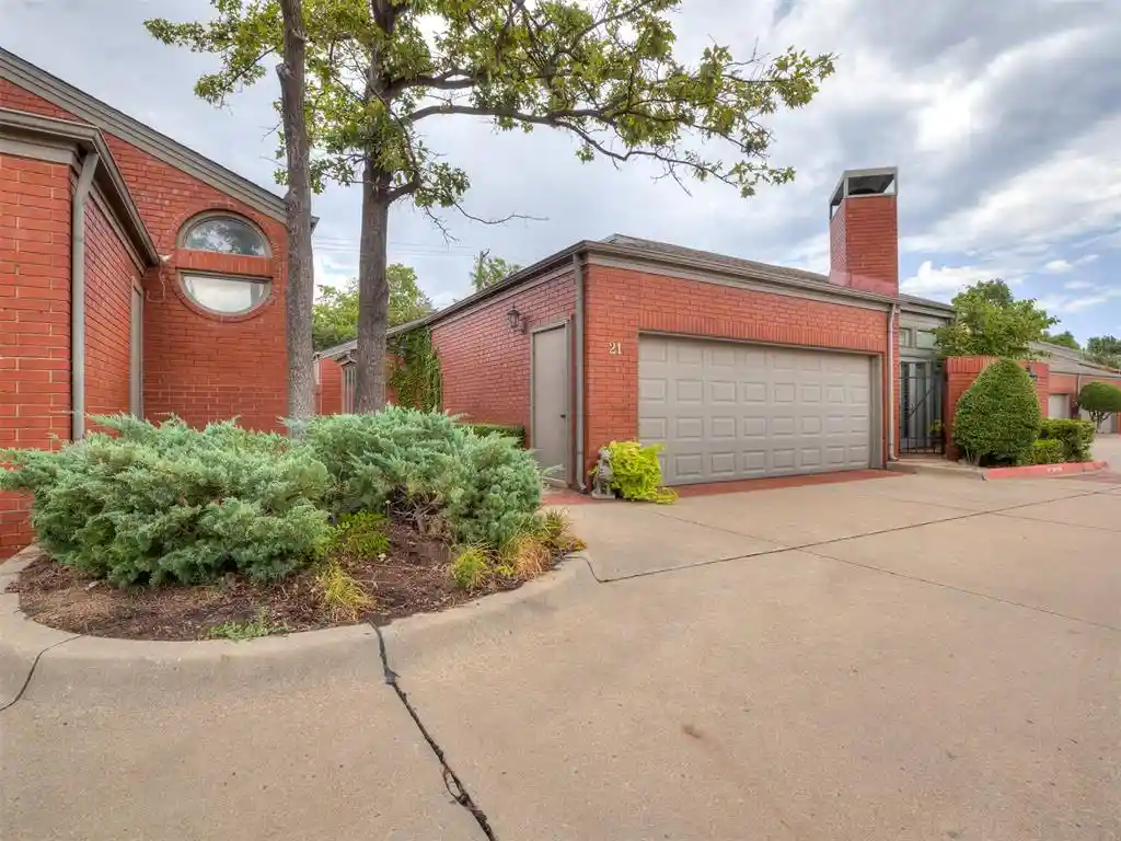 Listing Photo 1 - Condo for sale in 2825 NW Grand Blvd located at 2825 NW Grand Blvd, Oklahoma, OK 73116 - Unit #21