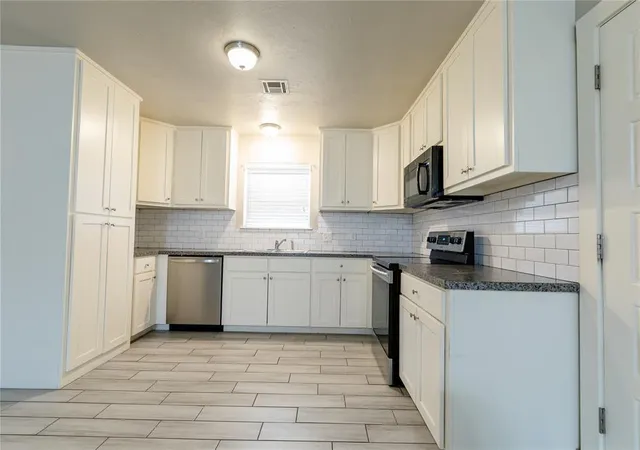 Photo 4 of Single family home for sale at 410 Hoover Cir, Elk City, OK 73644 | MLS# 1248532 | Listing updated on 2026-09-11