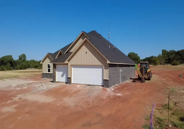 Photo 2 of Single family home for sale at 2416 Bear Crk Cir, Blanchard, OK 73010 | MLS# 1248662 | Listing updated on 2026-09-11