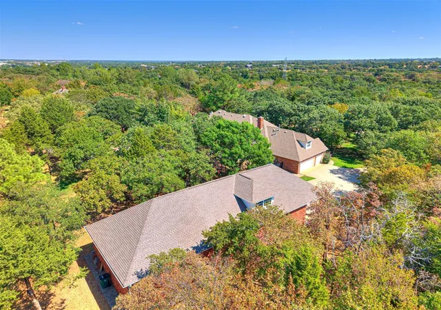 Photo 3 of Sale Pending at 8925 Oakmont Dr, Oklahoma City, OK 73131 | MLS# 1248693 | Listing updated on 2026-09-14