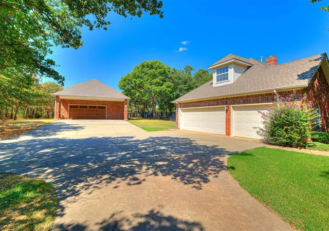 Photo 3 of Sale Pending at 8925 Oakmont Dr, Oklahoma City, OK 73131 | MLS# 1248693 | Listing updated on 2026-09-14
