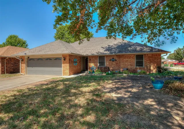 Photo 2 of Sale Pending at 1425 Chimney Hl Rd, Yukon, OK 73099 | MLS# 1248915 | Listing updated on 2026-09-14