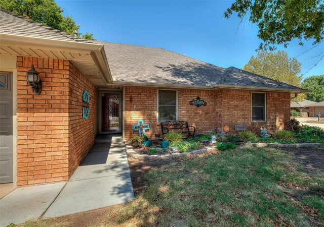 Photo 3 of Sale Pending at 1425 Chimney Hl Rd, Yukon, OK 73099 | MLS# 1248915 | Listing updated on 2026-09-14