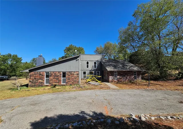 Photo 1 of Single family home for sale at 9811 Brush Crk Rd, Norman, OK 73026 | MLS# 1248923 | Listing updated on 2026-09-15