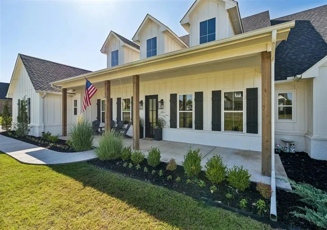 Photo 2 of Single family home for sale at 330 Old Farm Rd, Edmond, OK 73034 | MLS# 1248990 | Listing updated on 2026-09-15
