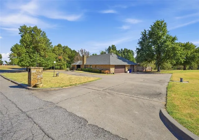 Photo 3 of Single family home for sale at 1305 Mockingbird Ln, Guthrie, OK 73044 | MLS# 1249048 | Listing updated on 2026-09-15
