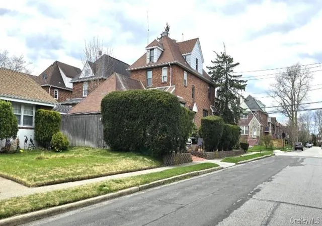 Photo 4 of Single family home for sale at 169 Bixley Heath, Lynbrook, NY 11563 | MLS# 807028 | Listing updated on 2026-09-15