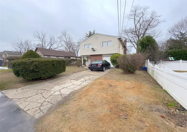Photo 1 of Sale Pending at 11 Willow St, Babylon, NY 11798 | MLS# 810403 | Listing updated on 2026-09-11